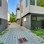 Townhome About 10 Mi To Downtown Seattle Deck And Patio
