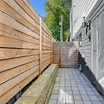Townhome About 10 Mi To Downtown Seattle Deck And Patio