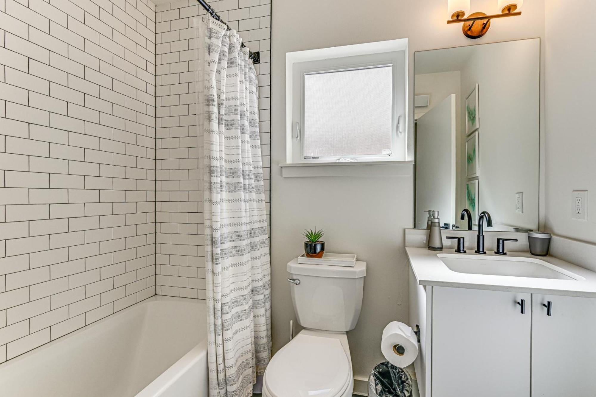 Townhome About 10 Mi To Downtown Deck And Patio * Seattle