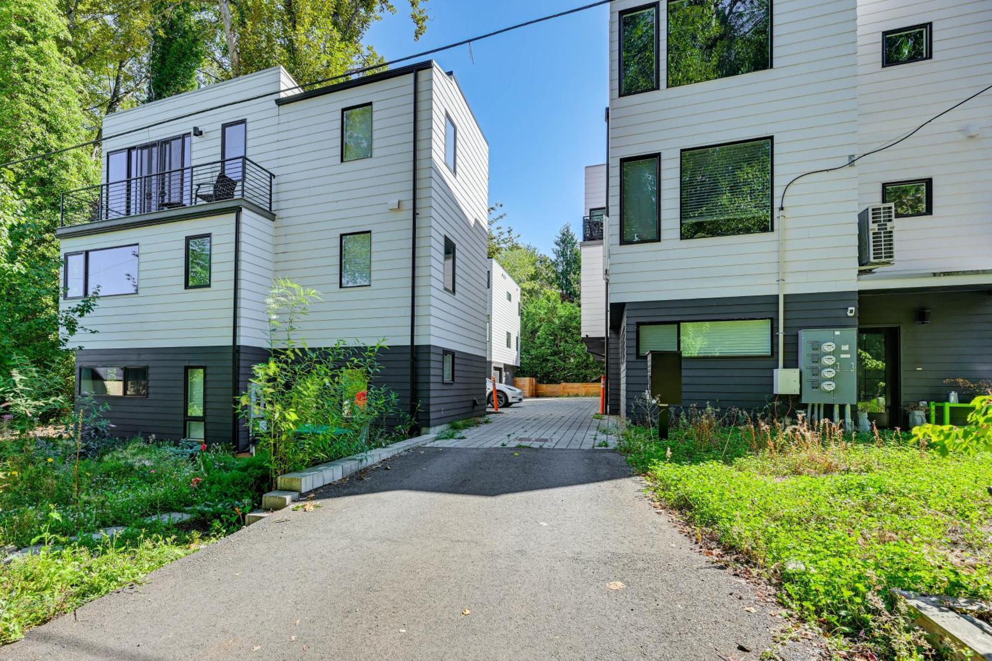 Townhome About 10 Mi To Downtown Deck And Patio