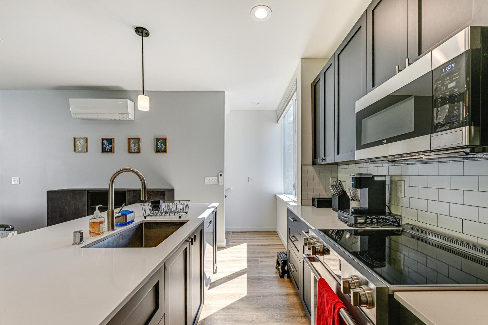 Townhome About 10 Mi To Downtown Deck And Patio *