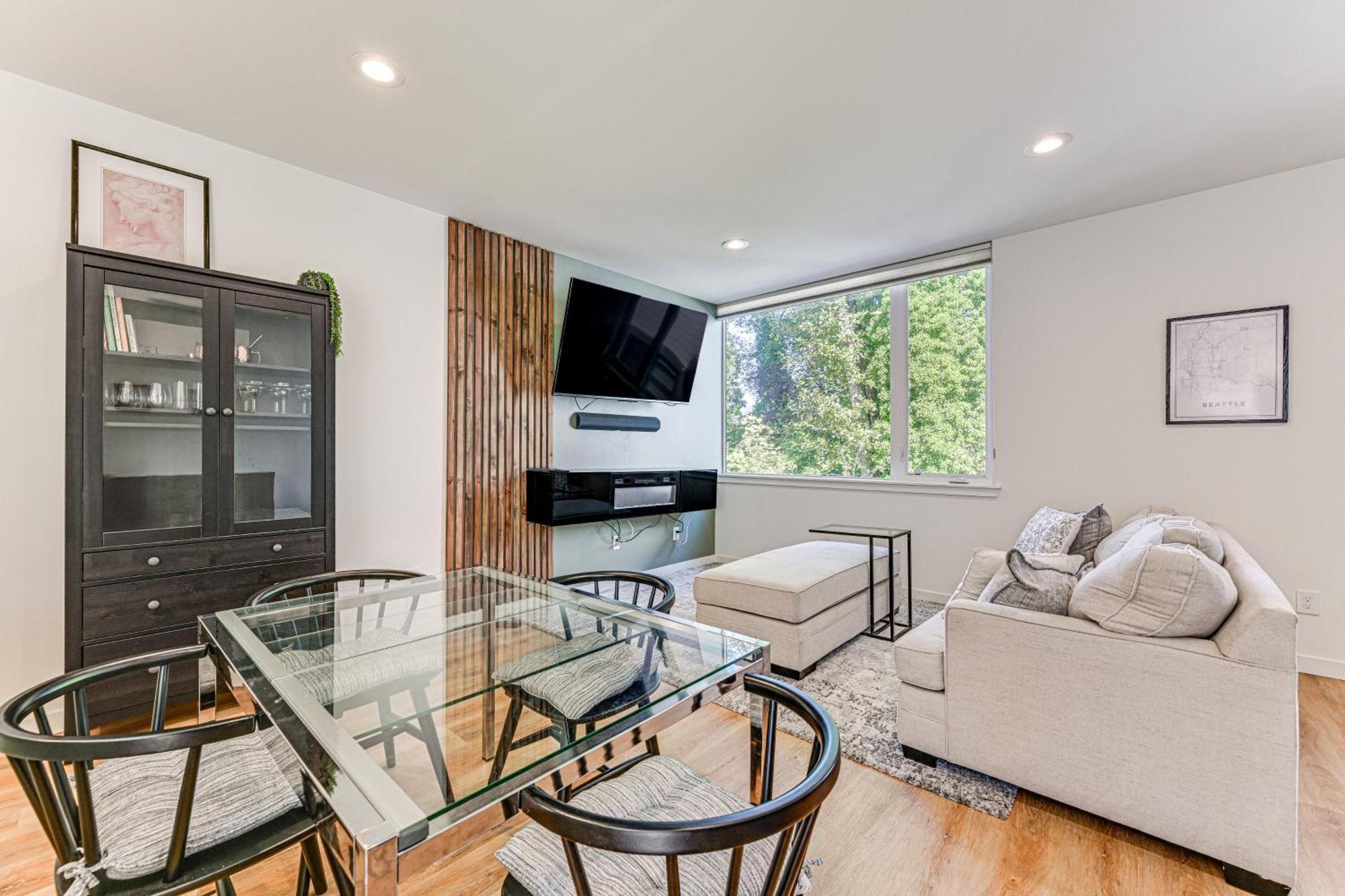 Townhome About 10 Mi To Downtown Deck And Patio